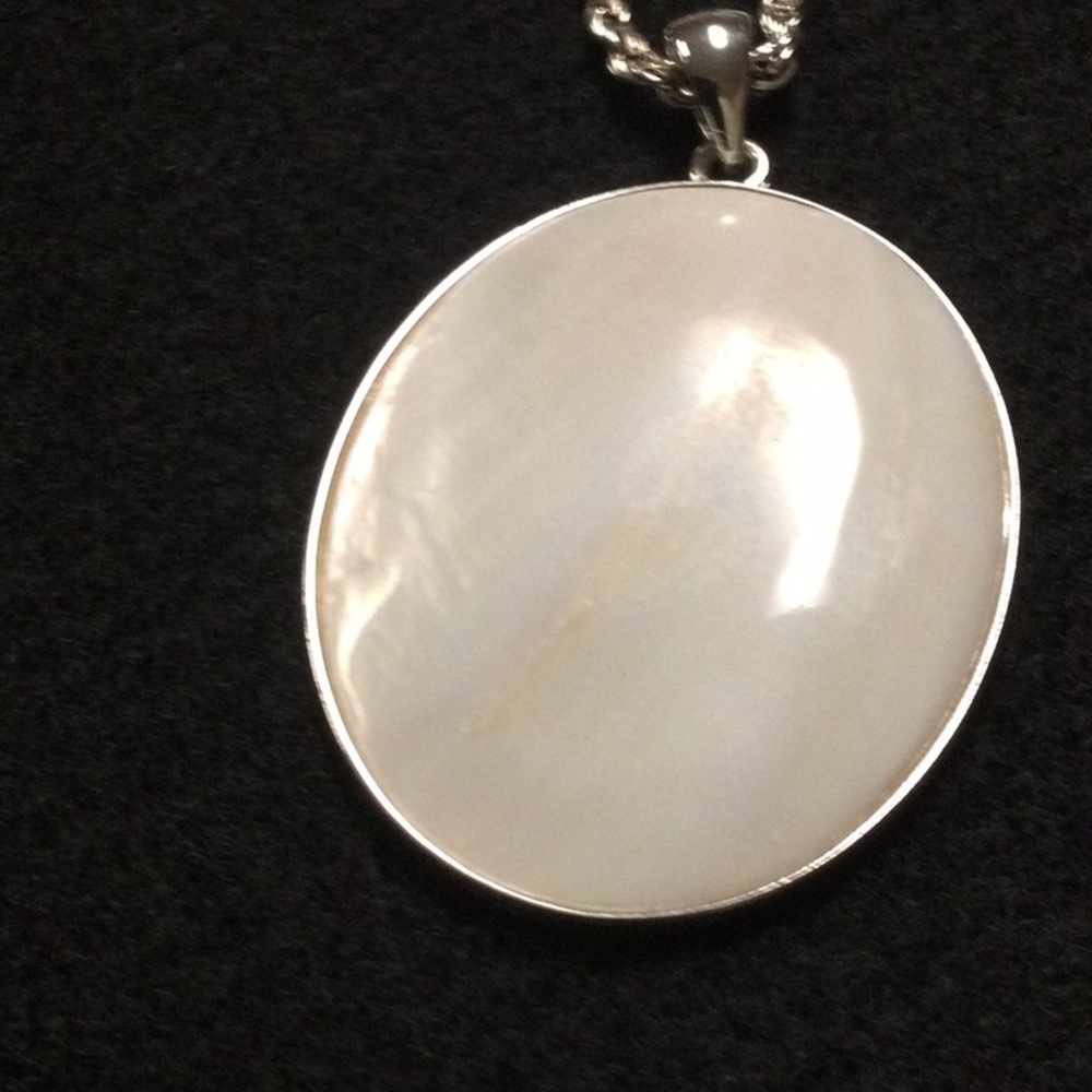 Avon Mother of Pearl 18in. Necklace